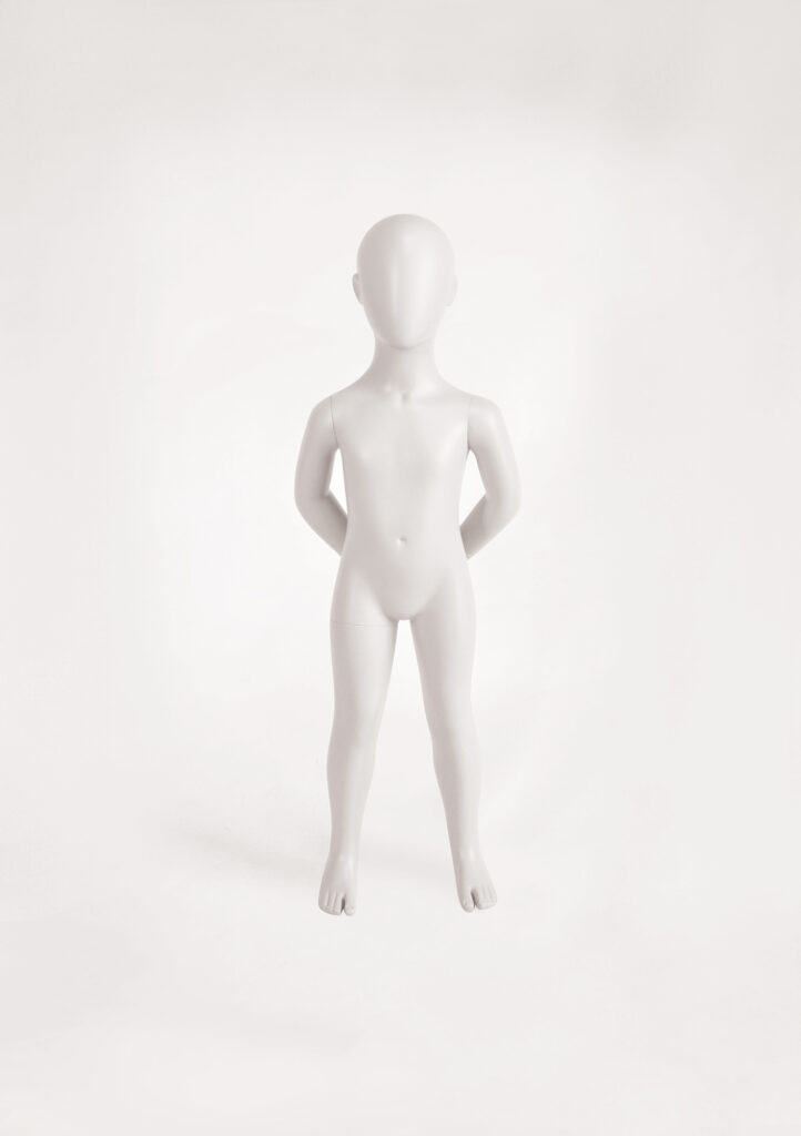 Mannequin by HOL A white, featureless, child-sized mannequin from the FK03 collection stands upright with its arms positioned behind its back. The background is plain, emphasizing the simplistic and abstract design of this Farringdon Kids piece.